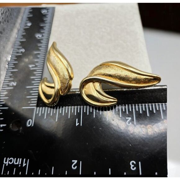Pierced Earrings Vintage Avon Textured Brushed Gold Tone Retro Fashion Signed - Picture 5 of 8